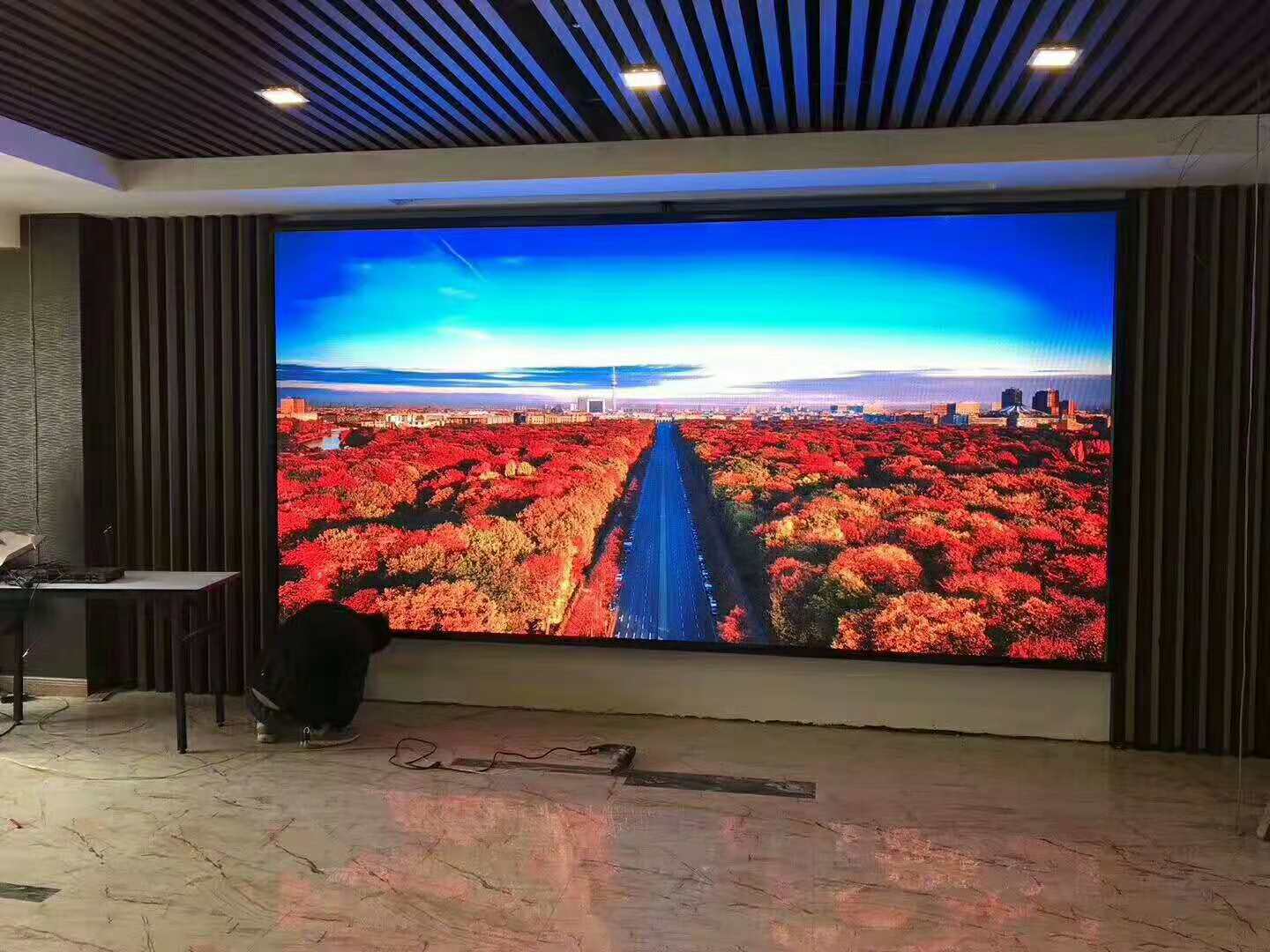 廣西桂林室內(nèi)P2小間距顯示屏刷新3840國星封裝。