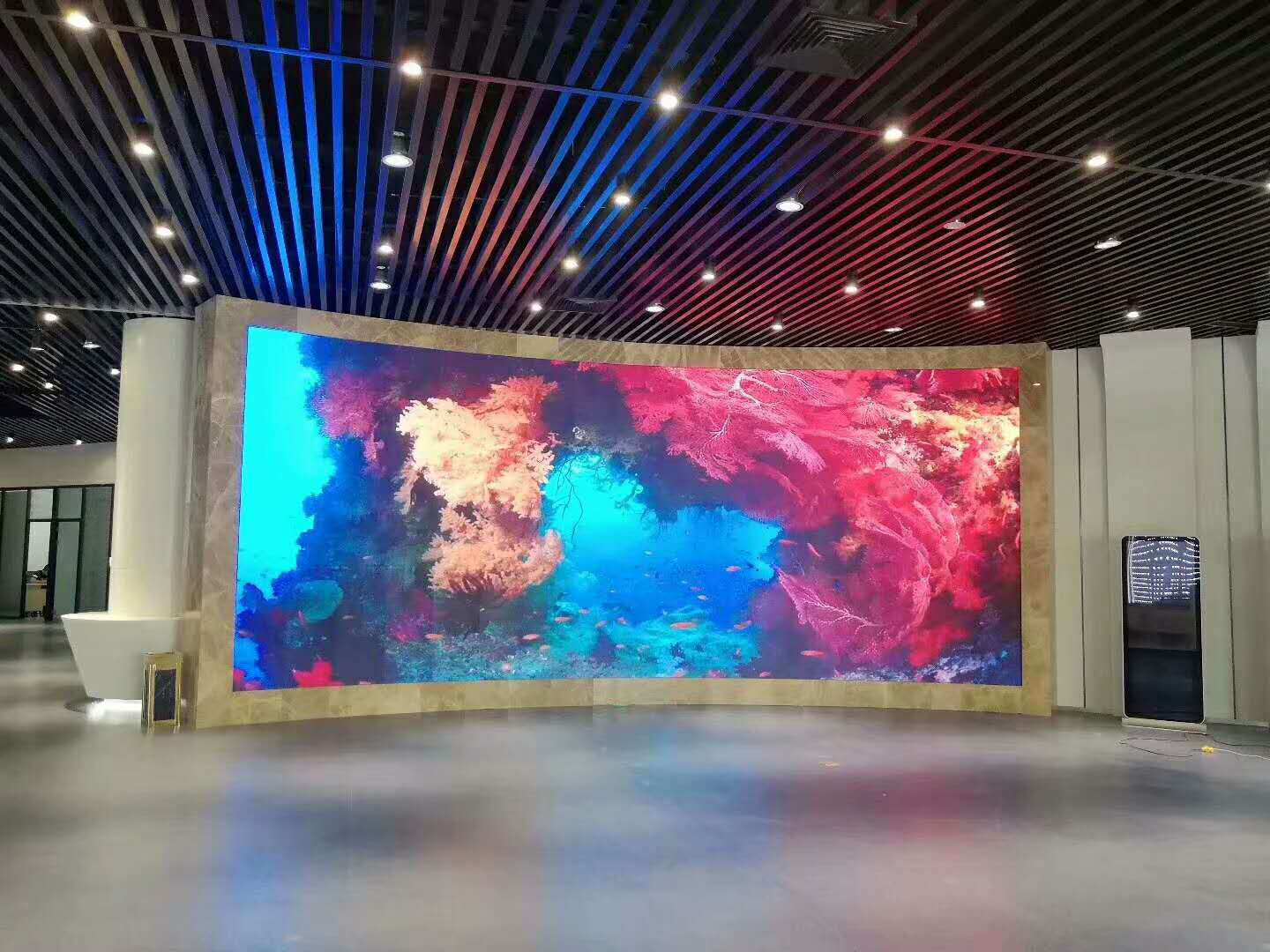 海南海口博物館室內(nèi)1.875弧形超清晰小間距全彩屏安裝測試效果